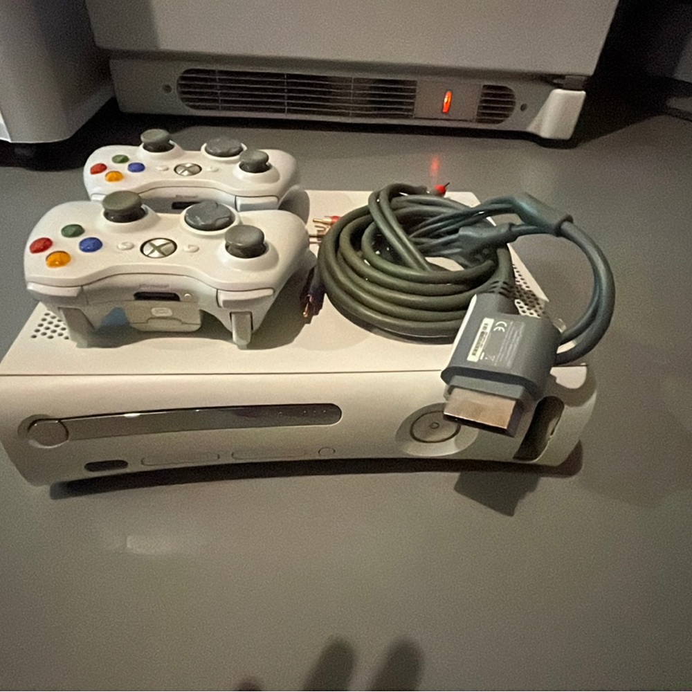 Fully functional Xbox 360 with 2 controllers, 30 random games and all cables
